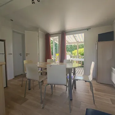 Salle à manger avec vue sur la terrasse du Mobil Home Tamaris 3Ch - 6P - Camping Les Peupliers
