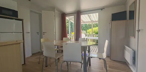 Salle à manger avec vue sur la terrasse du Mobil Home Tamaris 3Ch - 6P - Camping Les Peupliers