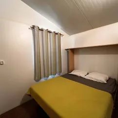 Chambre avec lit double, rideau et rangement mural - Tithome 2 Chambres - Paradis Family
