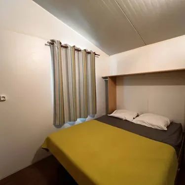 Chambre avec lit double, rideau et rangement mural - Tithome 2 Chambres - Paradis Family