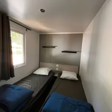 Chambre double avec lits superposés et literie dans Mobil Home Confort 3 Chambres - Paradis Family