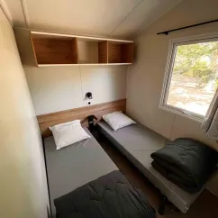 Chambre double et lit simple dans le Mobil Home Confort 2 Chambres 4 Personnes Clim TV - Paradis Family les Rives de l'Hérault