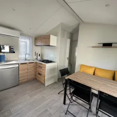 Cuisine et salle à manger du Mobil Home Confort 3 Chambres 6 Personnes Clim TV - Paradis Family les Rives de l'Hérault