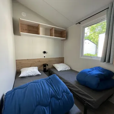 Chambre avec deux lits, étagères murales et fenêtre - Mobil Home Confort 3 Chambres 6 Personnes Clim TV - Paradis Family les Rives de l'Hérault