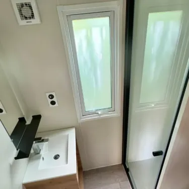 Salle de bain du Mobil Home Premium 4 Chambres 8 Personnes - Paradis Family les Rives de l'Hérault