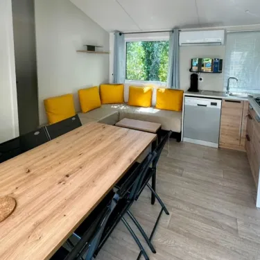 Mobil Home Premium 4 Chambres 8 Personnes - Paradis Family les Rives de l'Hérault, salle à manger et cuisine