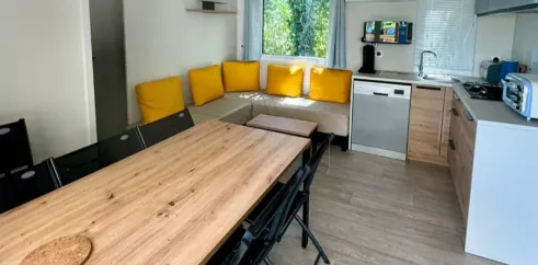 Mobil Home Premium 4 Chambres 8 Personnes - Paradis Family les Rives de l'Hérault, salle à manger et cuisine