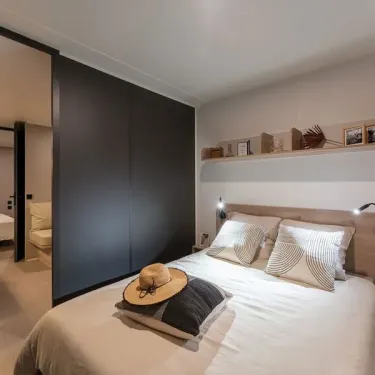 Mobil Home Confort 2 Chambres 4 Personnes - le Rompval, chambre avec lit double et armoire