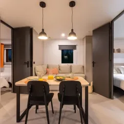 Mobil Home Confort 2 Chambres 4 Personnes - le Rompval : salle à manger avec table et chaises