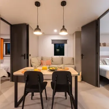 Mobil Home Confort 2 Chambres 4 Personnes - le Rompval : salle à manger avec table et chaises