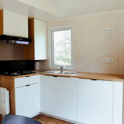 Cottage 1 Chambre 2 Personnes - Camping Les Rives du Lac de Vinça : cuisine moderne avec plancher en bois