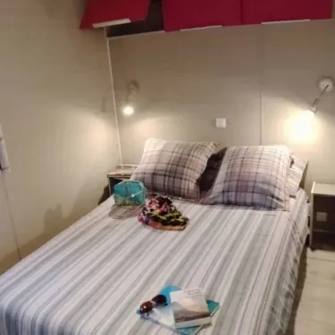 Chambre avec lit double et lits superposés dans Mobil Home Belle Ile