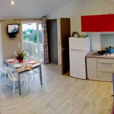 Salle à manger et cuisine dans Mobil Home Belle Ile