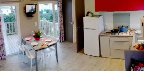 Salle à manger et cuisine dans Mobil Home Belle Ile