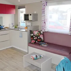 Mobil Home Belle Ile Familial : cuisine et canapé dans le séjour