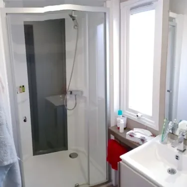 Mobil Home Belle Ile Familial : salle de bain avec douche et lavabo