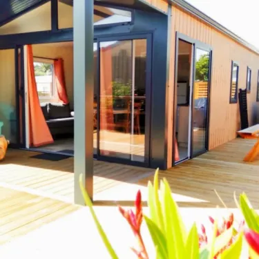 Mobil Home Bora Bora Premium avec terrasse en bois et salon ouvert