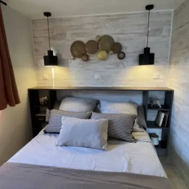 Chambre de Mobil Home Bora Bora Premium avec lit, étagères et lampe