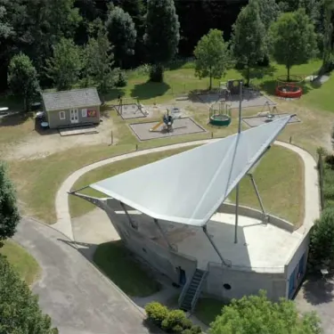 Vue aérienne du parc infantile et structure de jeu à Camping Le Moulin de Serre