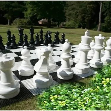 Échecs géants blancs et noirs sur pelouse à Camping Le Moulin de Serre