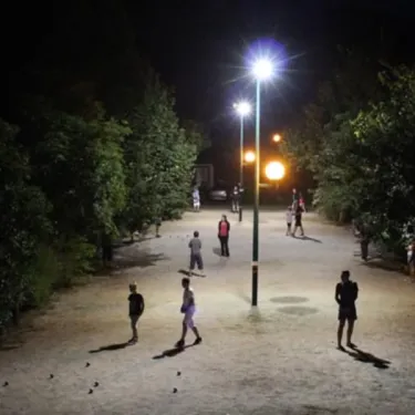 Camping Le Moulin de Serre : enfants qui jouent sous les lampadaires la nuit