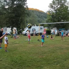Enfants jouent au volley-ball à Camping Le Moulin de Serre