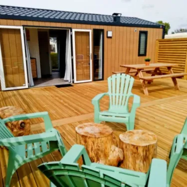 Terrasse en bois avec chaises et table en troncs d'arbres