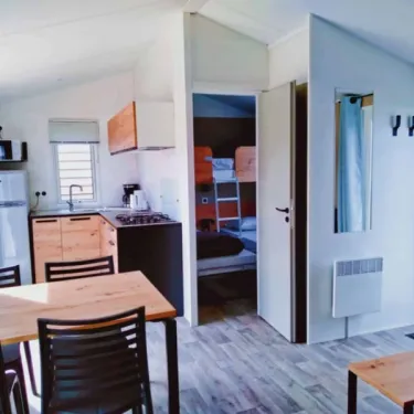 Mobil Home Fidji Premium 2 Chambres 5 Personnes - Landrezac Plage : cuisine et salle à manger