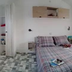 Mobil Home Glenans 2 Chambres 4 Personnes PMR - Landrezac Plage : chambre avec lit et étagères