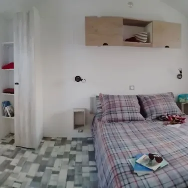 Mobil Home Glenans 2 Chambres 4 Personnes PMR - Landrezac Plage : chambre avec lit et étagères