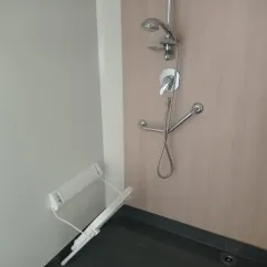 Salle de bain accessible avec douche et tabouret pour handicapés - Mobil Home Glenans