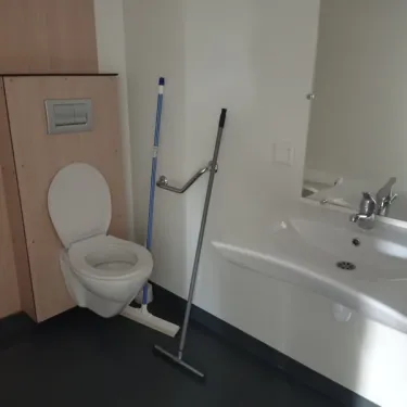 WC accessible avec toilette murale, lavabo et accessoires - Mobil Home Glenans