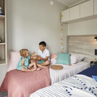 Mobil Home Maldives Premium 2 Chambres 4 Personnes - Landrezac Plage : chambre avec deux lits et enfants
