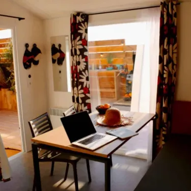 Mobil Home Sunset Premium - Salon avec table et ordi