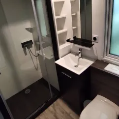Salle de bain du mobil home avec douche, lavabo et toilettes - Family's Camping Le Savoy