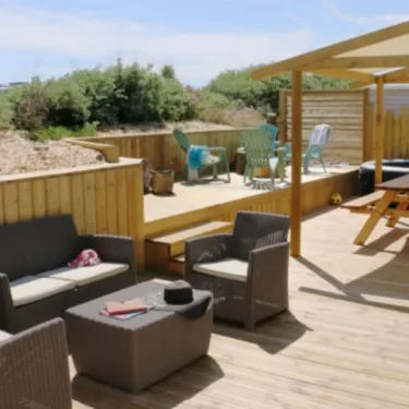 Mobil Home Tahiti Premium 3 Chambres 6 Personnes SPA - Landrezac Plage : terrasse en bois avec meubles de jardin