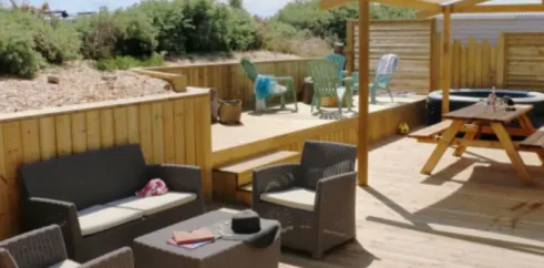 Mobil Home Tahiti Premium 3 Chambres 6 Personnes SPA - Landrezac Plage : terrasse en bois avec meubles de jardin