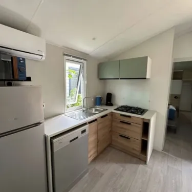 Cuisine moderne du Mobil Home Confort 2 Chambres 4 Personnes, Family's Camping Le Savoy