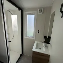 Salle de bain avec douche et lavabo du Mobil Home Confort 2 Chambres 4 Personnes, Family's Camping Le Savoy