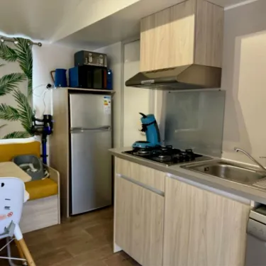 Cuisine équipée dans Piki Mobil 2 Chambres - Paradis Family des Issoux