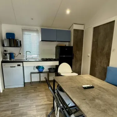 Salle à manger et cuisine dans Piki Mobil 2 Chambres - Paradis Family des Issoux