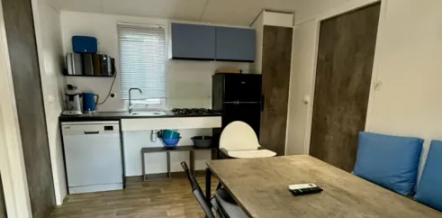 Salle à manger et cuisine dans Piki Mobil 2 Chambres - Paradis Family des Issoux