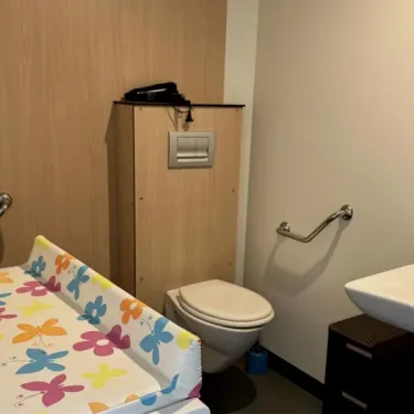 Chambre familiale avec lit pour bébé, toilette et lavabo - Paradis Family des Issoux