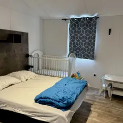 Chambre avec lit double, berce et table pour enfants - Paradis Family des Issoux