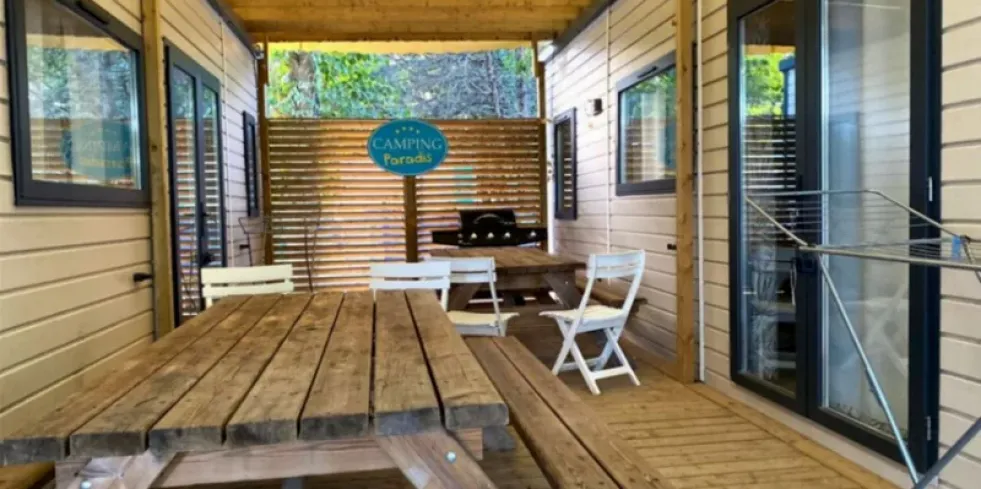 Mobil Home Family Max 6 Chambres 12 Personnes - Paradis Family des Issoux - Terrasse en bois avec table et chaises