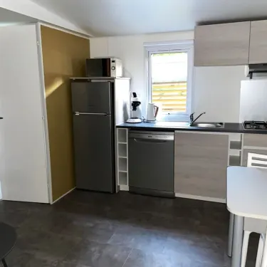 Mobil Home 3 Chambres 6/8 Personnes - Paradis Family des Issoux - Cuisine équipée avec réfrigérateur et lave-vaisselle