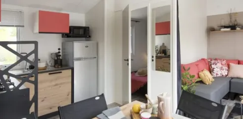 Salle à manger et cuisine du Mobil Home 3 Chambres 6/8 Personnes - Paradis Family des Issoux