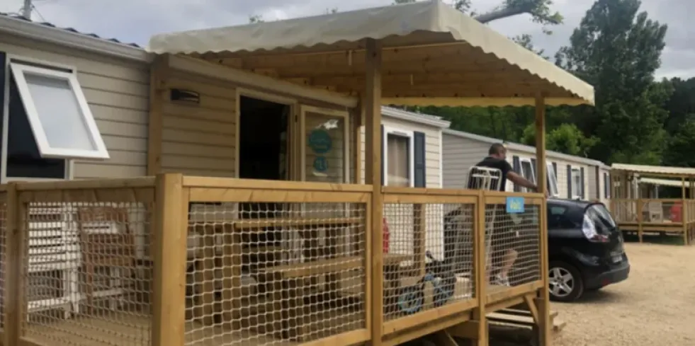Mobil Home 3 Chambres 6 Personnes - Paradis Family des Issoux : extérieur avec balcon en bois