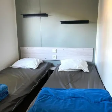 Chambre avec deux lits simples dans le Mobil Home Paradis Family des Issoux