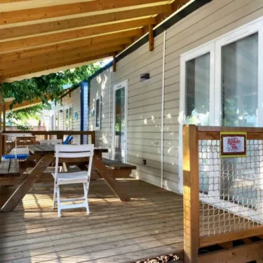 Mobil Home 2 Chambres 4/6 Personnes - Paradis Family des Issoux : terrasse en bois avec table et chaises